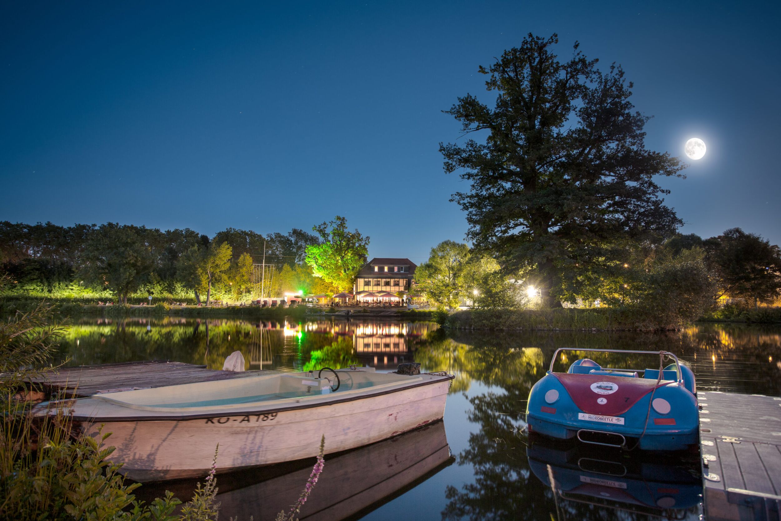 mg-0111-Vollmond über dem Bootshaus