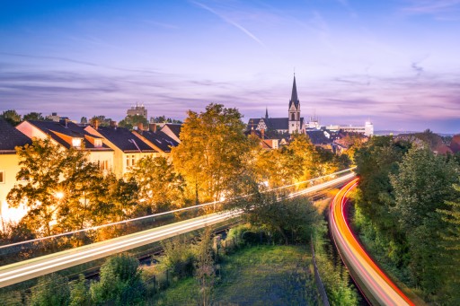 „Die Bahnstrecken der Vogelsbergbahn (rechts) und der Lahn-Kinzig-Bahn (links)“ Poste