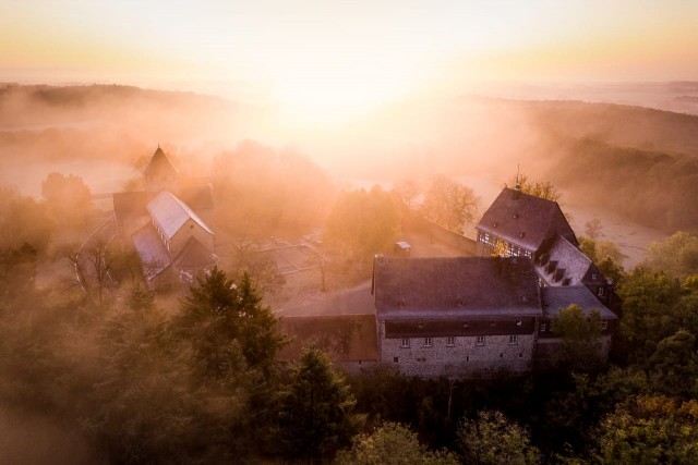 Das Kloster Schiffenberg im morgendlichen Nebel