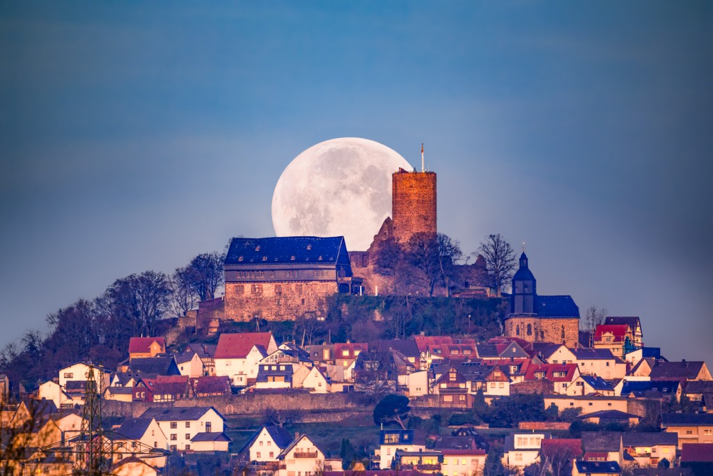 Die Burg Gleiberg bei Vollmond