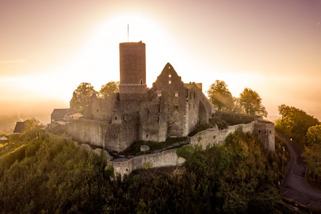 Nebliger Sonnenaufgang über der Burg Gleiberg