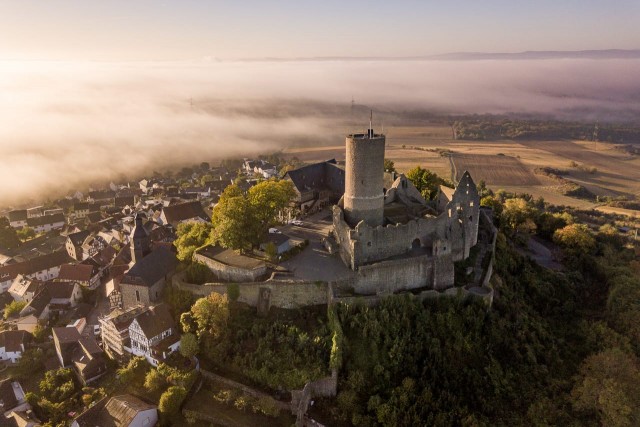 Die Burg Gleiberg am frühen Morgen