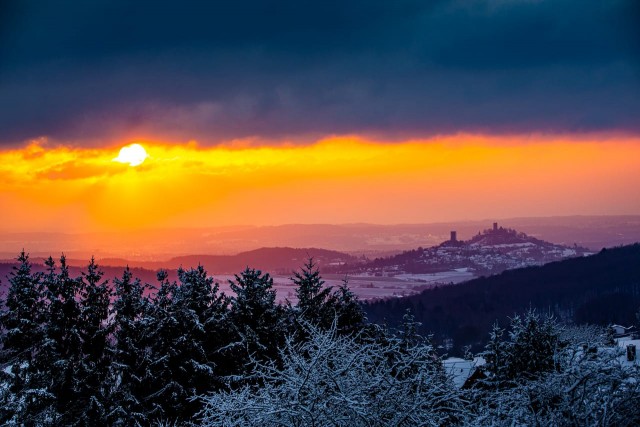 Sonnenaufgang über der Burg Gleiberg und Burg Vetzberg im Winter