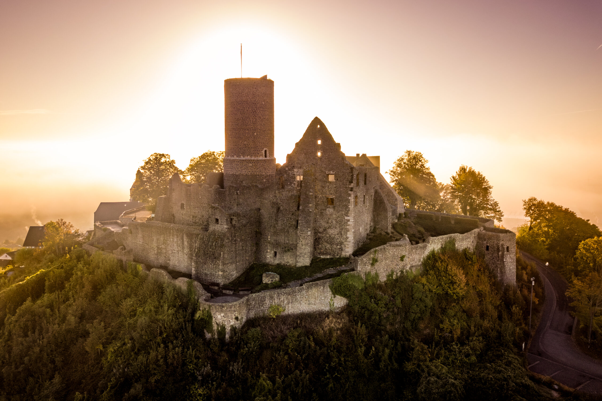 mg-0098-Nebliger Sonnenaufgang über der Burg Gleiberg