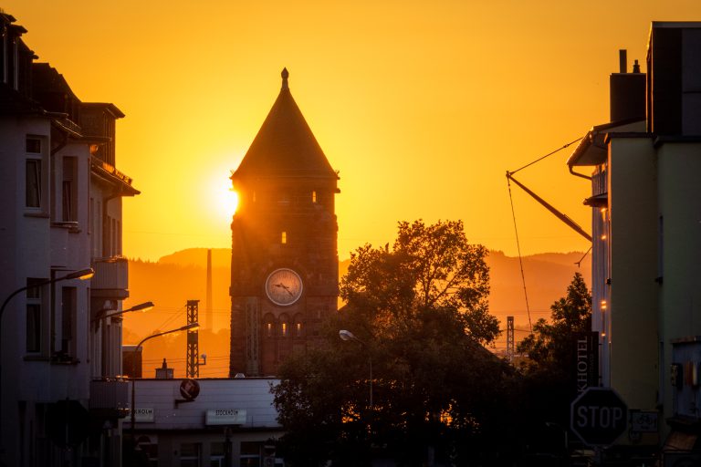 Der Bahnhofsturm bei Sonnenuntergang fotografiert aus der Friedrichstraße