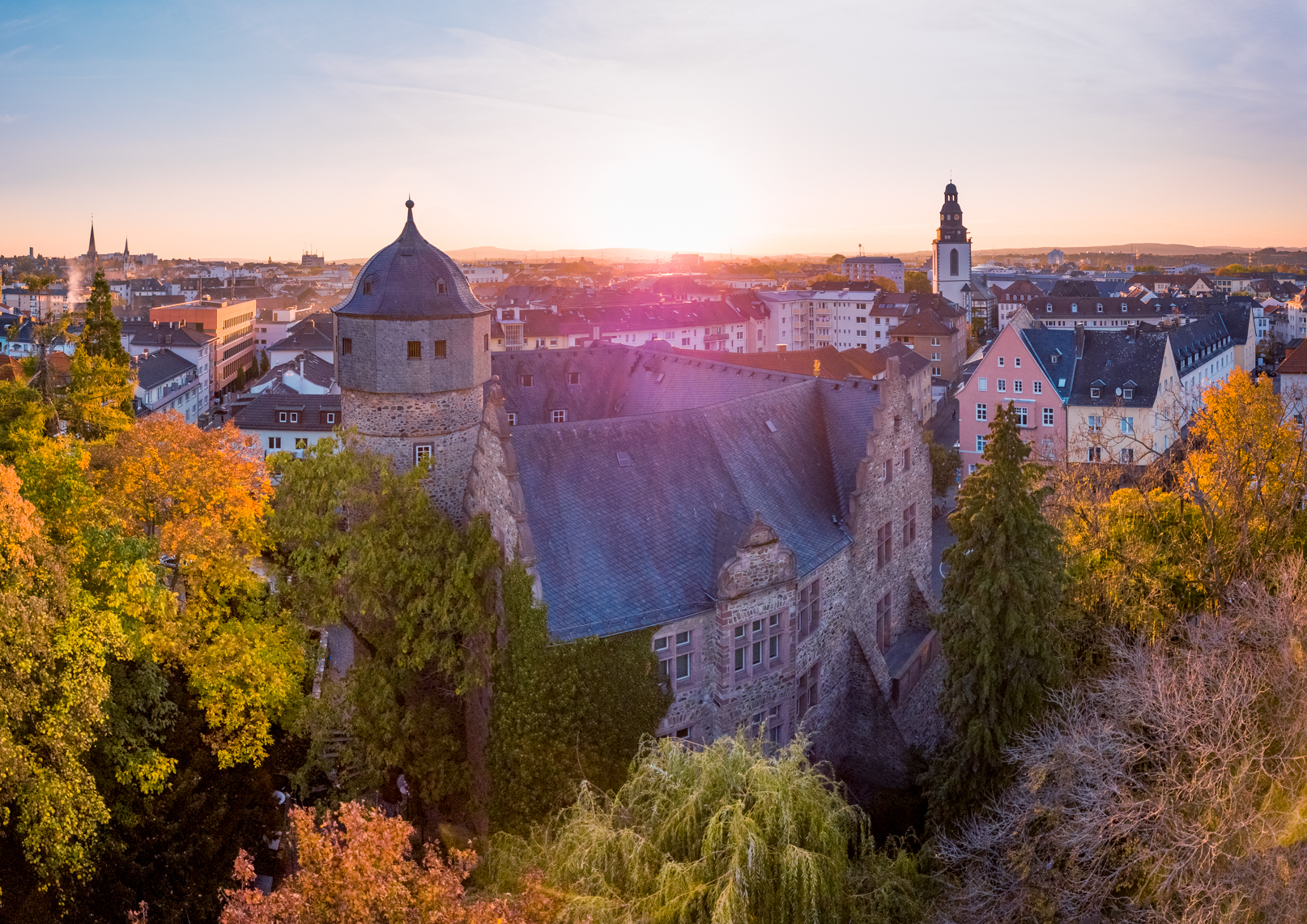 Herbstlicher Sonnenuntergang über dem Alten Schloss
