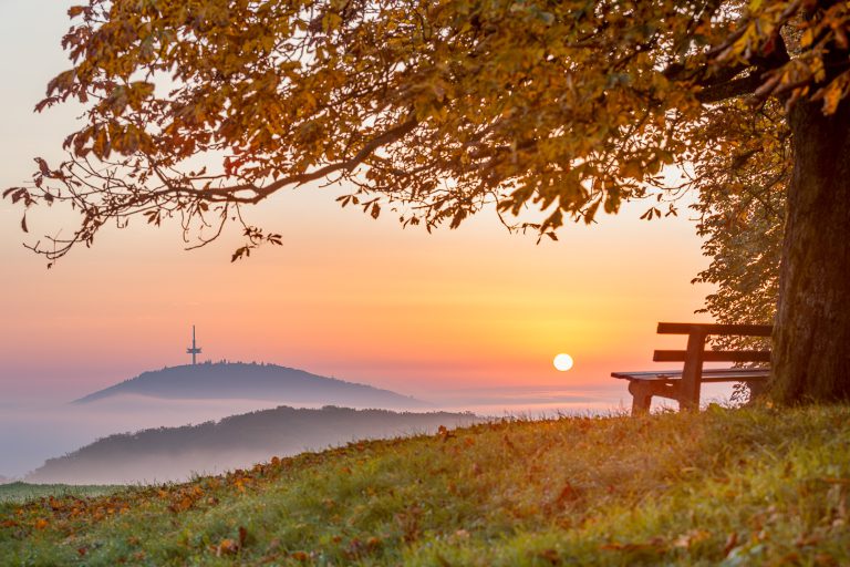 Der Dünsberg im morgendlichen Nebelmeer