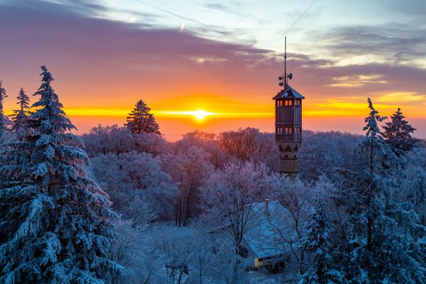Winterliche Morgensonne über dem Dünsberg