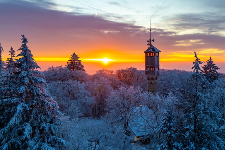 Winterliche Morgensonne über dem Dünsberg
