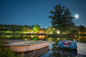 Vollmond über dem Bootshaus