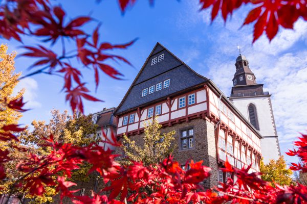 Leib'sches Haus mit Stadtkirchenturm