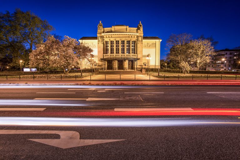 Stadttheater zur blauen Stunde