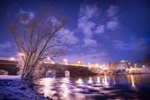 Die Sachsenhäuser Brücke bei Nacht