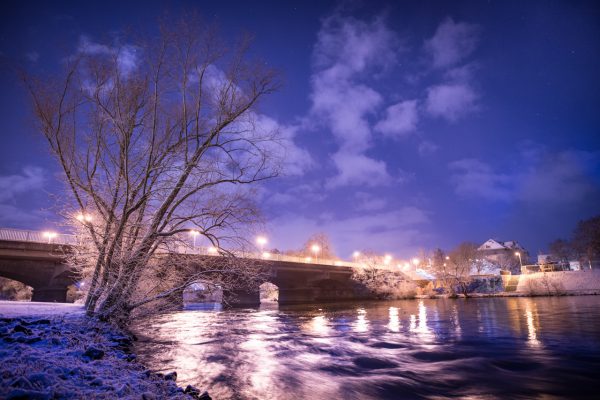Die Sachsenhäuser Brücke bei Nacht