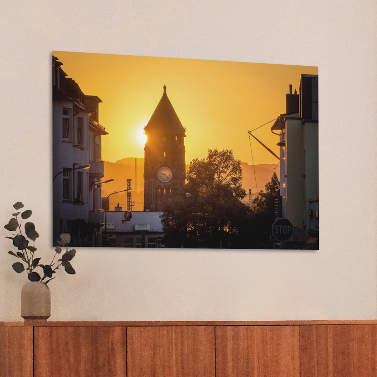 Der Bahnhofsturm bei Sonnenuntergang fotografiert aus der Friedrichstraße