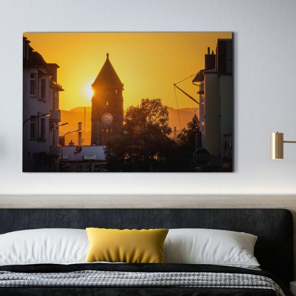Der Bahnhofsturm bei Sonnenuntergang fotografiert aus der Friedrichstraße