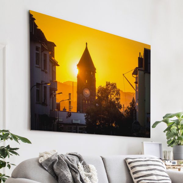 Der Bahnhofsturm bei Sonnenuntergang fotografiert aus der Friedrichstraße