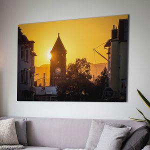 Der Bahnhofsturm bei Sonnenuntergang fotografiert aus der Friedrichstraße
