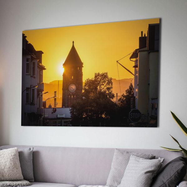 Der Bahnhofsturm bei Sonnenuntergang fotografiert aus der Friedrichstraße