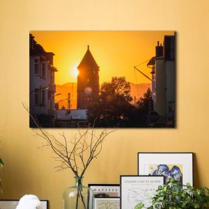 Der Bahnhofsturm bei Sonnenuntergang fotografiert aus der Friedrichstraße