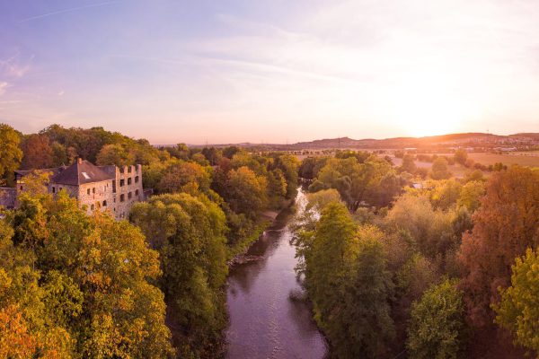 Die Lahn auf Höhe der Badenburg mit Blick in Richtung Launsbach
