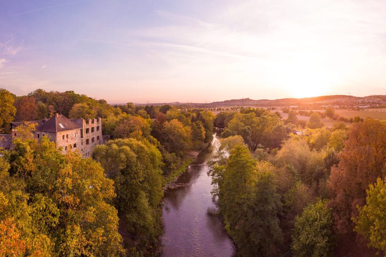 Die Lahn auf Höhe der Badenburg mit Blick in Richtung Launsbach