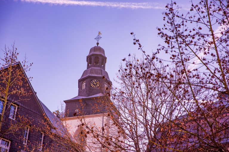 Der Stadtkirchenturm zur Mittagszeit
