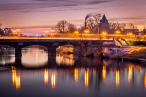 Die Sachsenhäuser Brücke nach Sonnenuntergang