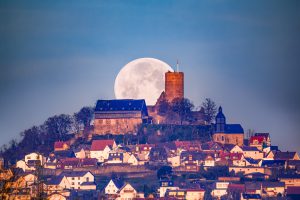 Die Burg Gleiberg während
des Monduntergangs im Morgenrot