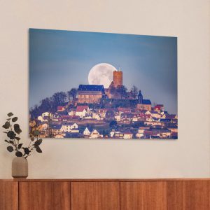 Die Burg Gleiberg während
des Monduntergangs im Morgenrot