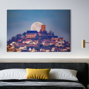 Die Burg Gleiberg während
des Monduntergangs im Morgenrot