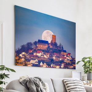 Die Burg Gleiberg während
des Monduntergangs im Morgenrot