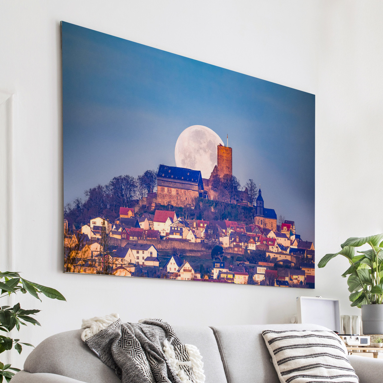 Die Burg Gleiberg während
des Monduntergangs im Morgenrot