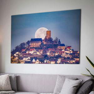 Die Burg Gleiberg während
des Monduntergangs im Morgenrot