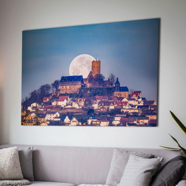 Die Burg Gleiberg während  des Monduntergangs im Morgenrot