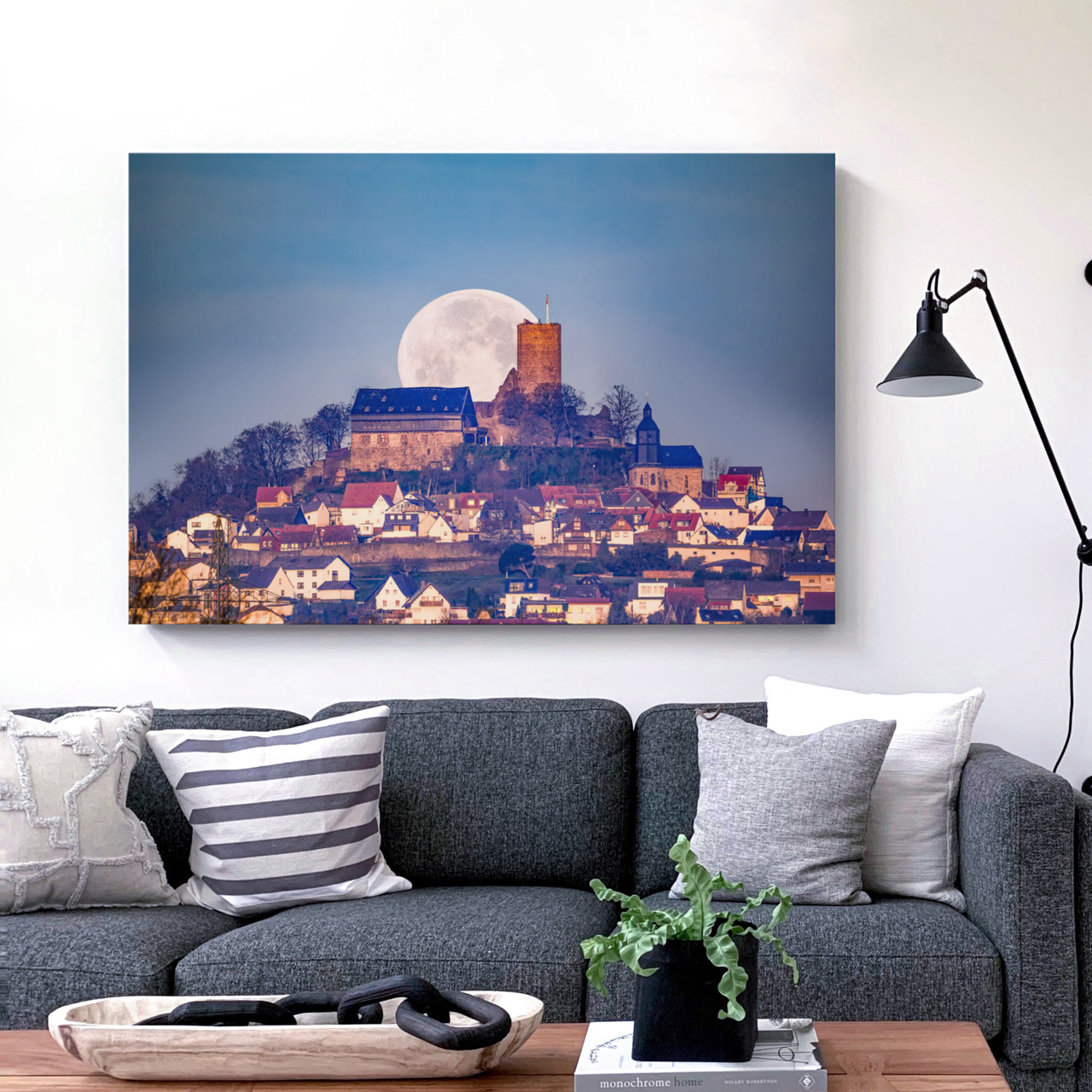 Die Burg Gleiberg während
des Monduntergangs im Morgenrot