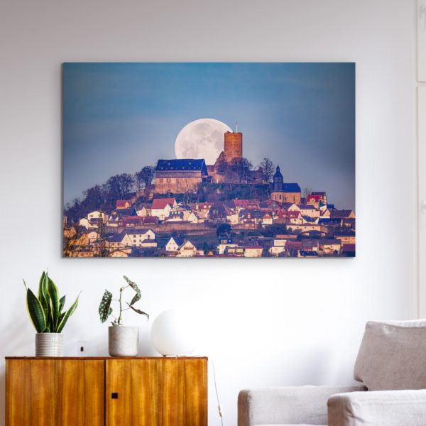 Die Burg Gleiberg während  des Monduntergangs im Morgenrot