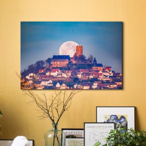 Die Burg Gleiberg während
des Monduntergangs im Morgenrot