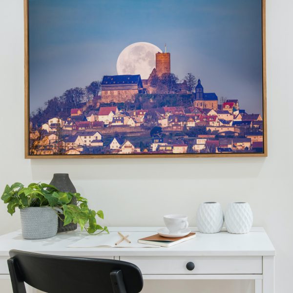 Die Burg Gleiberg während  des Monduntergangs im Morgenrot