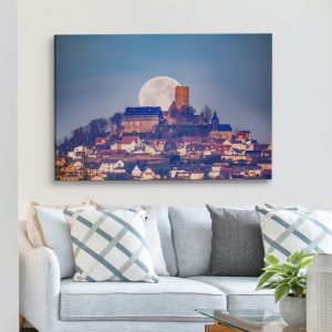 Die Burg Gleiberg während
des Monduntergangs im Morgenrot