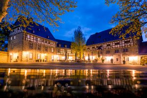 Kompturei und Propstei des Kloster Schiffenberg nach einem regenreichen Tag