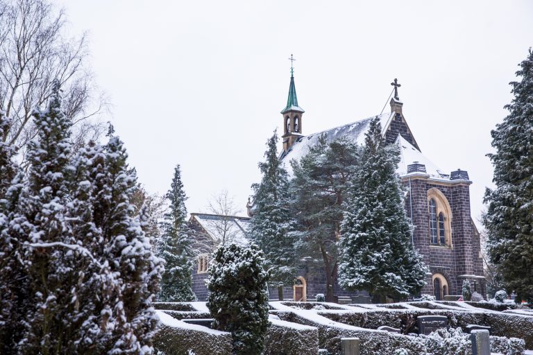Der erste Schnee auf dem neuen Friedhof