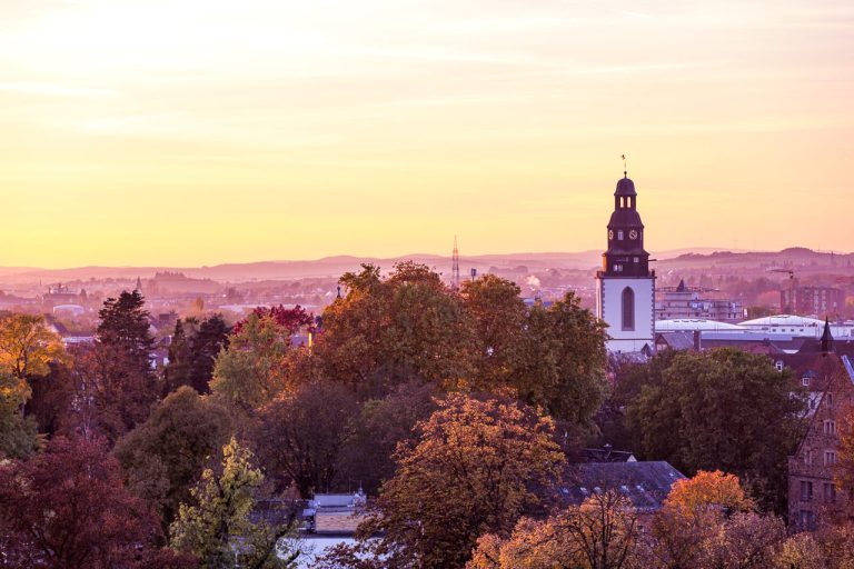 Herbstfarben rund um den Stadtkirchenturm