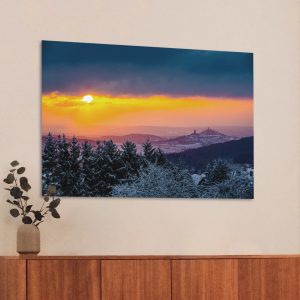 Winterlicher Sonnenaufgang über Burg Vetzberg und Burg Gleiberg