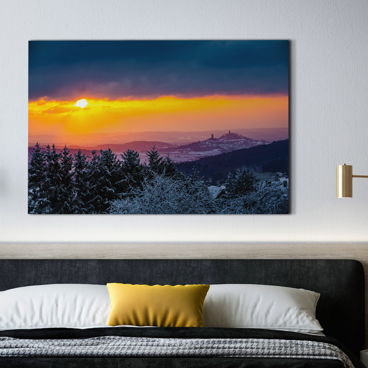 Winterlicher Sonnenaufgang über Burg Vetzberg und Burg Gleiberg