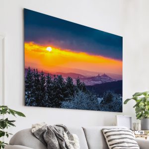 Winterlicher Sonnenaufgang über Burg Vetzberg und Burg Gleiberg