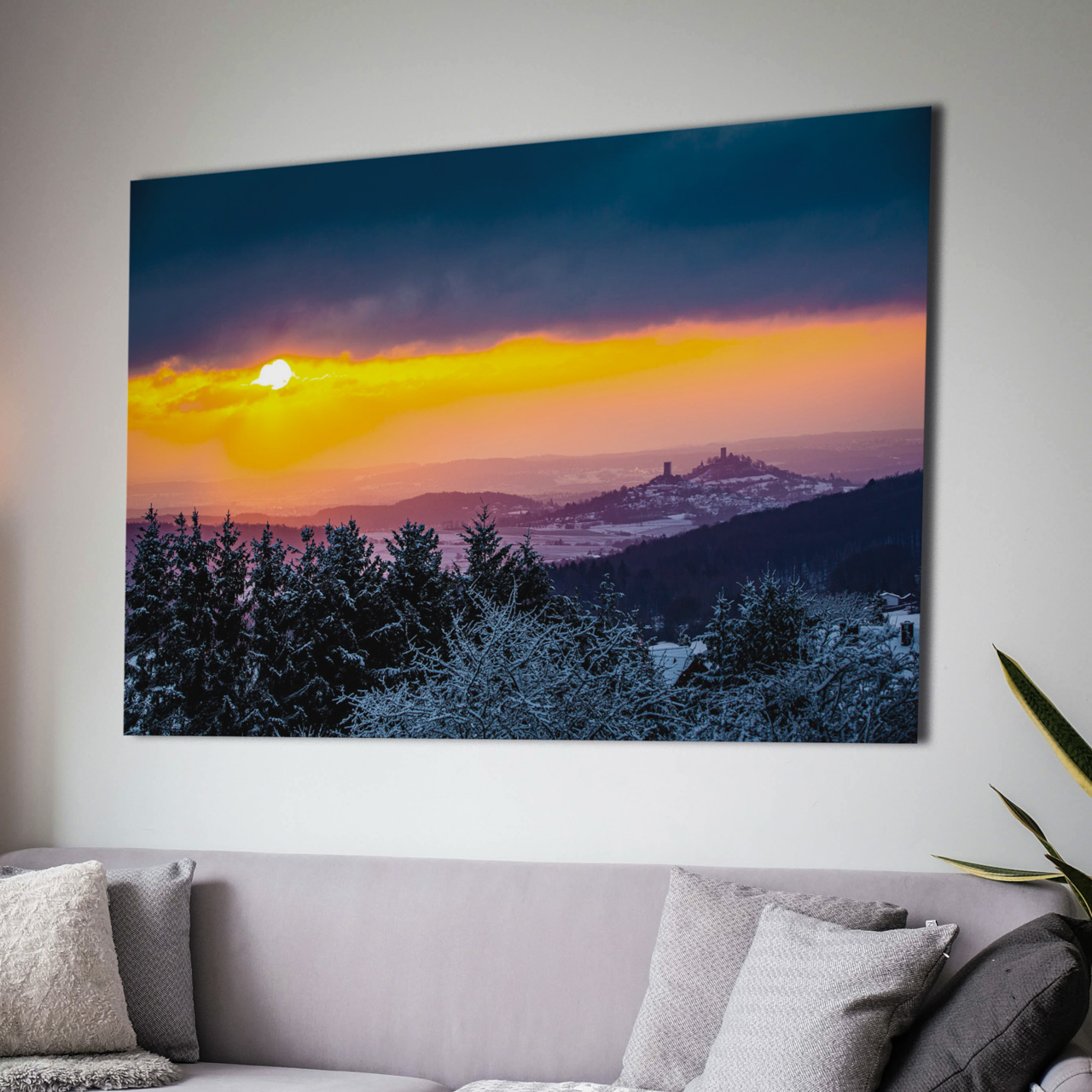 Winterlicher Sonnenaufgang über Burg Vetzberg und Burg Gleiberg