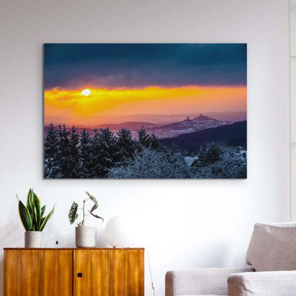 Winterlicher Sonnenaufgang über Burg Vetzberg und Burg Gleiberg