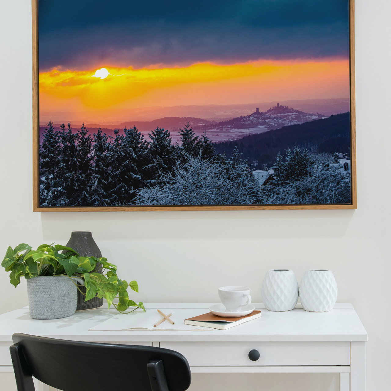 Winterlicher Sonnenaufgang über Burg Vetzberg und Burg Gleiberg