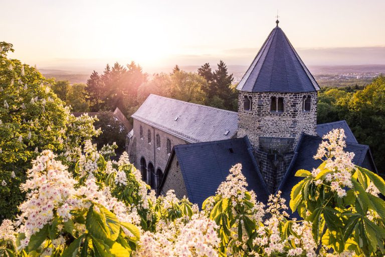 Kastanienblüte über der Basilika auf dem Schiffenberg